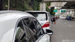 Lihat  Ada Deretan Mobil Parkir Sembarangan