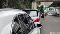 Tidak terlihat petugas yang melarang parkir liar itu.