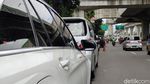 Lihat  Ada Deretan Mobil Parkir Sembarangan
