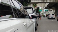 Terlihat jelas rambu dilarang berhenti namun puluhan kendaraan nekat parkir di bahu jalan Tendean Jakarta Selatan.