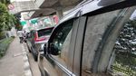 Lihat  Ada Deretan Mobil Parkir Sembarangan