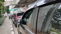 Biasanya Dinas Perhubungan DKI Jakarta akan melakukan penderekan bila ada kendraan parkir di area ini.