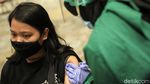 Ragam Ekspresi Warga Saat Disuntik Vaksin COVID-19