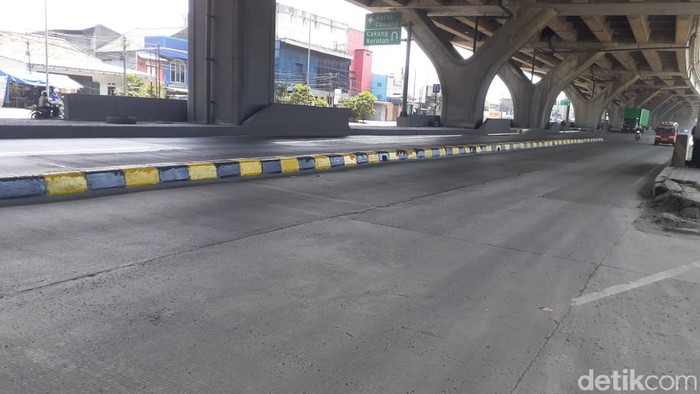 Pembatas jalan rawan kecelakaan di Jl Raya Cilincing, Kali Baru, Jakarta Utara kini dicat. 1 Maret 2021. (Afzal Nur Iman/detikcom)