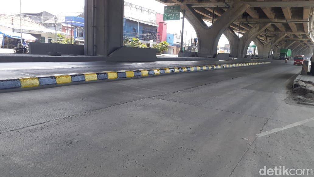 Pembatas jalan rawan kecelakaan di Jl Raya Cilincing, Kali Baru, Jakarta Utara kini dicat. 1 Maret 2021. (Afzal Nur Iman/detikcom)