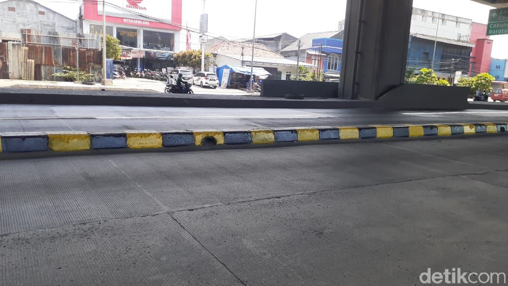 Pembatas jalan rawan kecelakaan di Jl Raya Cilincing, Kali Baru, Jakarta Utara kini dicat. 1 Maret 2021. (Afzal Nur Iman/detikcom)
