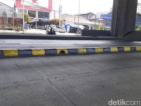 Pembatas jalan rawan kecelakaan di Jl Raya Cilincing, Kali Baru, Jakarta Utara kini dicat. 1 Maret 2021. (Afzal Nur Iman/detikcom)
