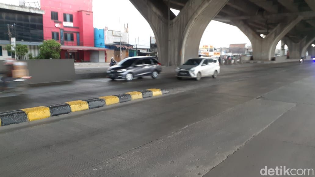 Pembatas jalan rawan kecelakaan di Jl Raya Cilincing, Kali Baru, Jakarta Utara kini dicat. 1 Maret 2021. (Afzal Nur Iman/detikcom)