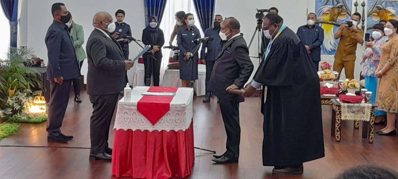 Wagub Papua Klemen Tinal melantik Doren Wakerkwa jadi Pj Sekda, Senin (1/3/2021).