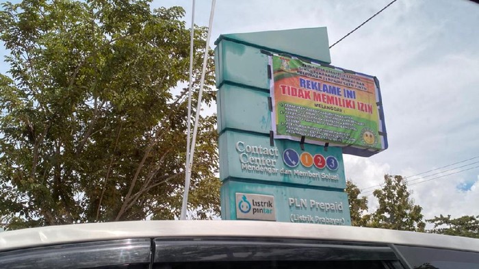 Penyegelan reklame di Kantor PLN oleh DPM-PTSP Kampar (dok PLN UP3 Pekanbaru)