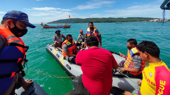 Petugas mencari nelayan yang dikabarkan hilang di Pantai Timur Pangandaran