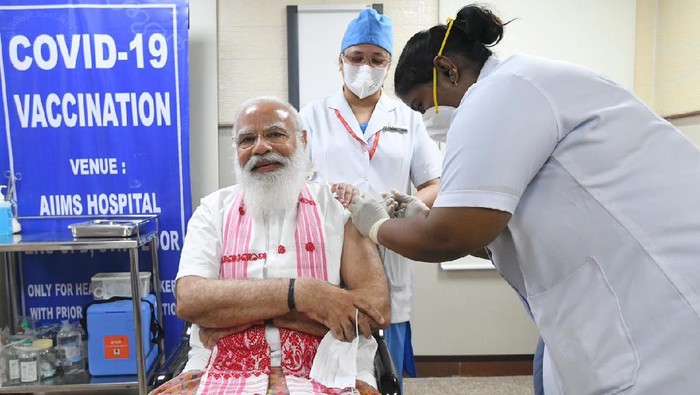 PM India, Narendra Modi, saat disuntik vaksin Corona buatan domestik