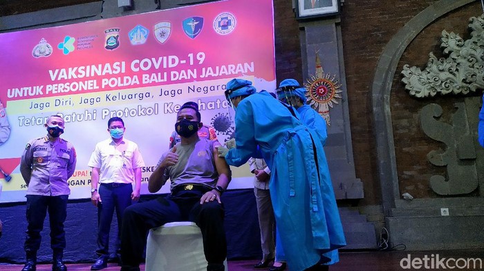 Polda Bali mulai jalani vaksinasi COVID-19 ke anggota dan jajaran pelayan publik