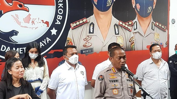 Polda Metro Jaya merilis kasus narkotika Millen Cyrus.