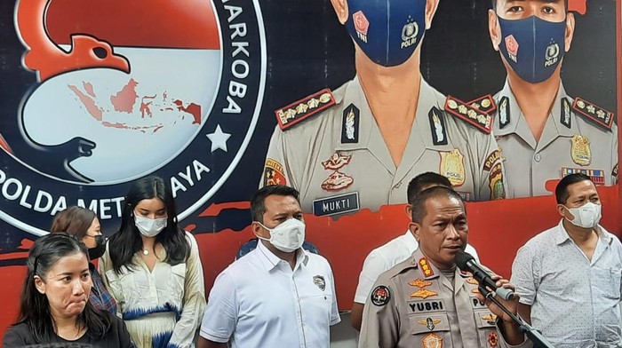 Polda Metro Jaya merilis kasus narkotika Millen Cyrus.