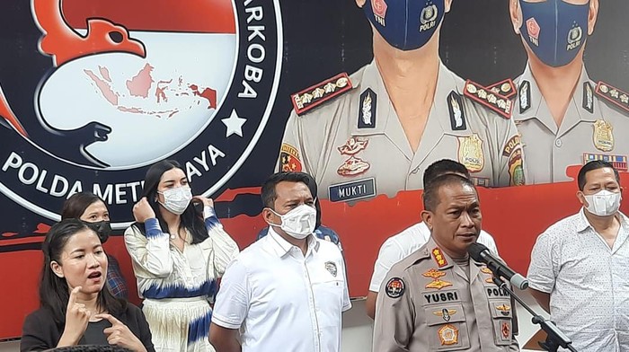 Polda Metro Jaya merilis kasus narkotika Millen Cyrus.