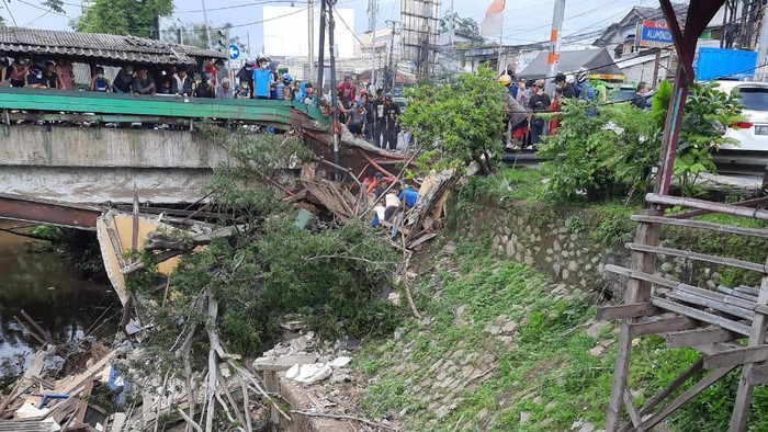 Pos Polantas di Jatijajar Depok Roboh Akibat Longsor Foto diberikan oleh Kasat Lantas Polres Metro Depok, Kompol Indra Waspada