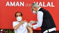 Program vaksinasi COVID-19 pun mulai dilakukan. Presiden Jokowi menjadi orang pertama di Indonesia yang disuntik vaksin Sinovac. Presiden Jokowi divaksin COVID-19 oleh Wakil Ketua Tim Dokter Kepresidenan, Prof dr Abdul Muthalib, SpPD-KHOM. Biro Pers Sekretariat Presiden.
