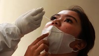 Tes rapid hingga swab juga gencar dilakukan di sejumlah daerah untuk menangkal penyebaran virus Corona. Wisma Putra/detikcom.