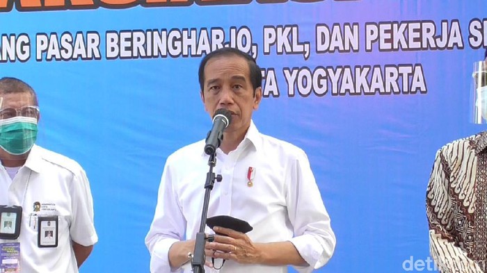Presiden Jokowi saat meninjau vaksinasi massal di Benteng Vredeburg, Yogyakarta, Senin (1/3/2021).