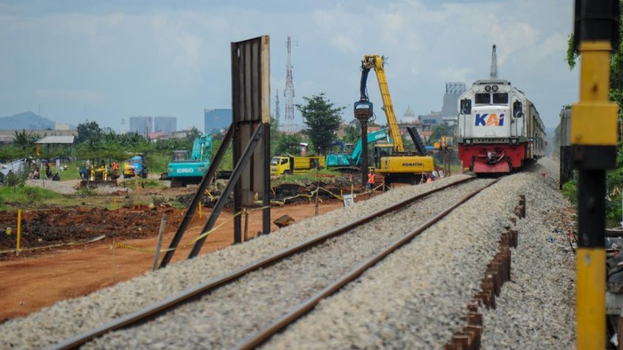 Warga terdampak proyek jalur kereta api ganda Kiaracondong-Cicalengka membawa puing yang masih bisa terpakai dari reruntuhan rumahnya di Panyileukan, Bandung, Jawa Barat, Minggu (28/2/2021). Proyek jalur kereta api ganda Kiaracondong-Cicalengka dengan panjang 22,15 kilometer tersebut ditujukan untuk meningkatkan aksebilitas dan mobilitas kereta api penumpang dan logistik serta ditargetkan akan dapat digunakan pada awal 2023 mendatang. ANTARA FOTO/Raisan Al Farisi/hp.