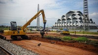 Pekerja menggunakan alat berat untuk menyelesaikan proyek jalur kereta api ganda Kiaracondong-Cicalengka, di Gedebage, Bandung, Jawa Barat, Minggu (28/2/2021).  
