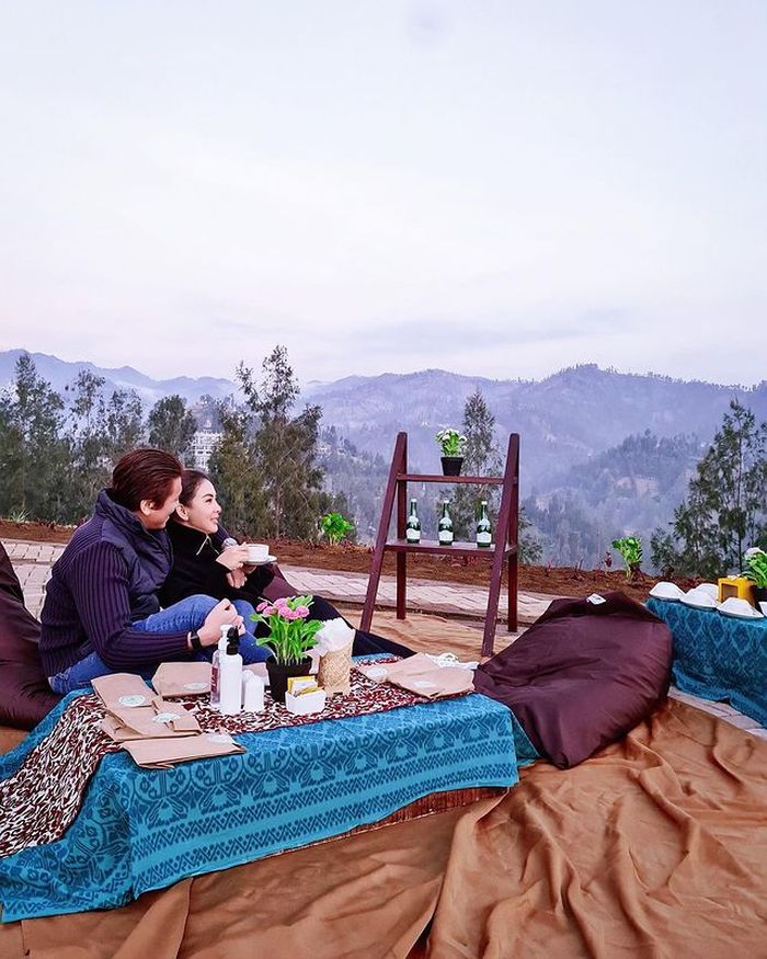 Romantisnya Syahrini dan Reino Barack Saat Kulineran di Berbagai Negara - Foto 4