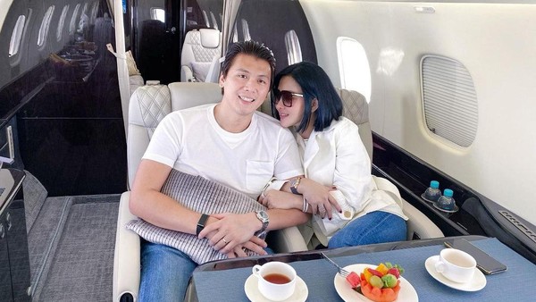 Romantisnya Syahrini dan Reino Barack Saat Kulineran di Berbagai Negara