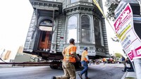 Inilah rumah bergaya Victoria di San Fransisco yang dipindahkan ke alamat barunya. Sang pemilik memutuskan untuk memindahkan rumah 2 lantai yang beralamat di 807 Franklin Street ini, menuju ke lokasi baru di 635 Fulton Street yang berjarak 6 blok dari lokasi lama. (AP)