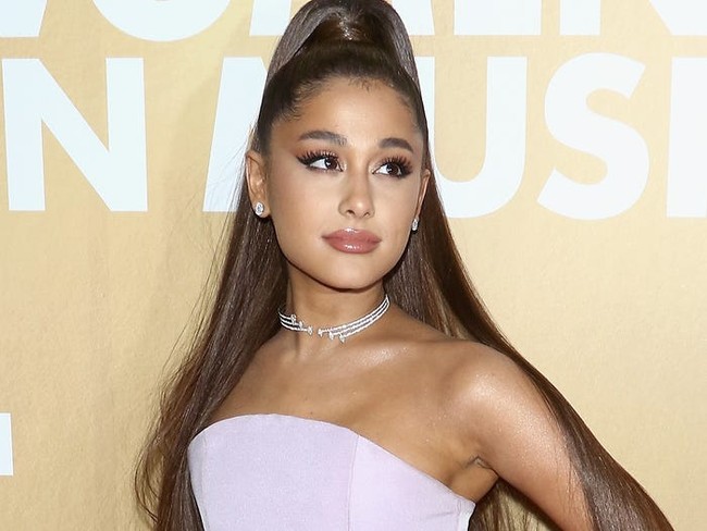 Ariana Grande pernah dicampakkan lewat SMS. Lebih sedihnya lagi, hubungannya putus tepat sebelum naik panggung. “Hubunganku pernah berakhir lewat SMS, pada malam pertama konser tur, tepat sebelum aku tampil di panggung,” curhatnya. Foto: Getty Images