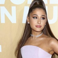 Ariana Grande pernah dicampakkan lewat SMS. Lebih sedihnya lagi, hubungannya putus tepat sebelum naik panggung. “Hubunganku pernah berakhir lewat SMS, pada malam pertama konser tur, tepat sebelum aku tampil di panggung,” curhatnya. Foto: Getty Images
