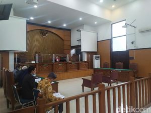 Sidang Praperadilan HRS Kembali Ditunda, Hakim Beri Peringatan ke Polda Metro
