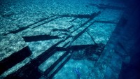 Gambar-gambar yang diambil begitu menakjubkan, hampir seperti mimpi. Warnanya berubah saat Nery menyelam lebih dalam, hanya dibantu oleh sabuk pemberat di sekitar pakaian selamnya. Nery terlihat tengah freediving di formasi bebatuan yang misterius di Pulay Ryukyu, Jepang.
