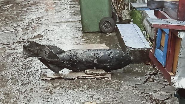Tim Gegana mengamankan mortir yang ditemukan warga di Kali Cipinang, Jaktim. Foto dikirim Kapolsek Jatinegara Kompol Yusup Suhadma