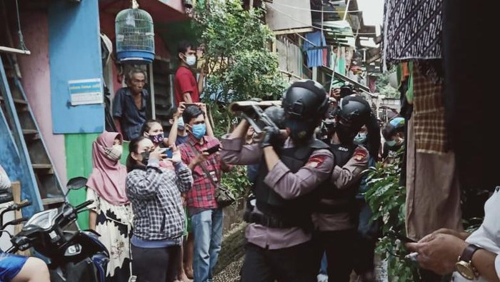 Tim Gegana mengamankan mortir yang ditemukan warga di Kali Cipinang, Jaktim. Foto dikirim Kapolsek Jatinegara Kompol Yusup Suhadma