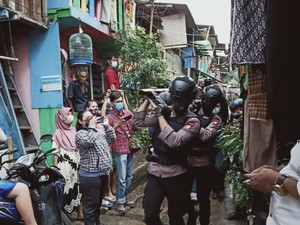 Heboh, Pemulung Temukan Mortir di Kali Cipinang Jaktim Saat Cari Besi