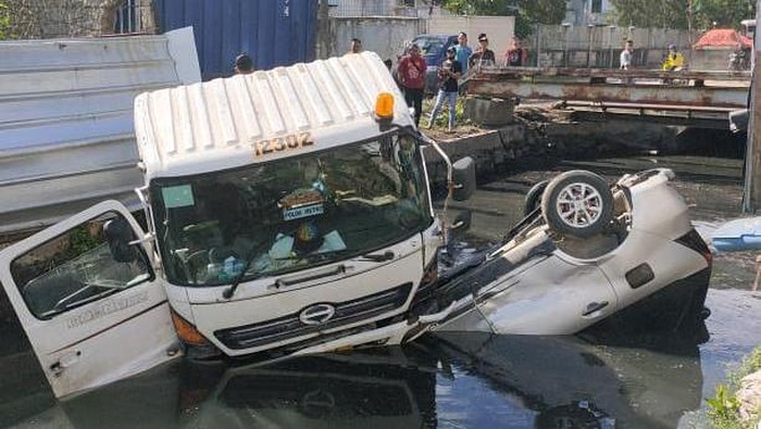 Truk nyelonong lalu tabrak mobil hingga nyebur ke kali di Priok, Jakut. Foto kiriman Kasat Lantas Polres Metro Jakarta Utara Kompol Rinaldo Aser, Senin (1/3/2021).