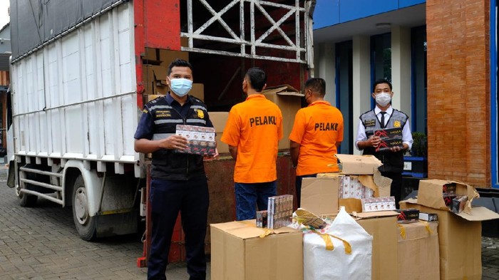 Truk pengangkut sejutaan rokok ilegal senilai Rp 1 miliar diamankan petugas Bea Cukai Kudus