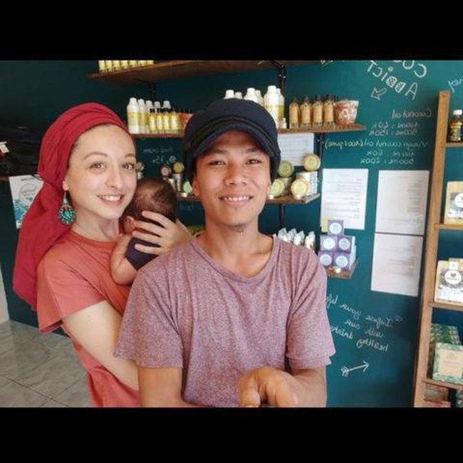 Saya kerja di sana sebagai pelayan. Kebetulan dia (Melissa) adalah customer dan tamu saya waktu itu. Saya ketemu dia hari Jumat, dia suka foto-foto dan temannya punya kamera. Saya ambil foto dia dan di situlah kita mulai storynya, kata Indra yang mempunyai lebih dari 310 ribu subscribers itu. Foto: Dok. pribadi Indra.