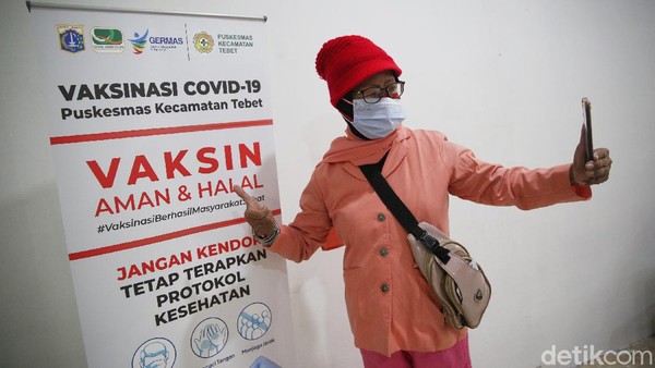 Warga Lansia Bukit Duri Terima Vaksin COVID-19