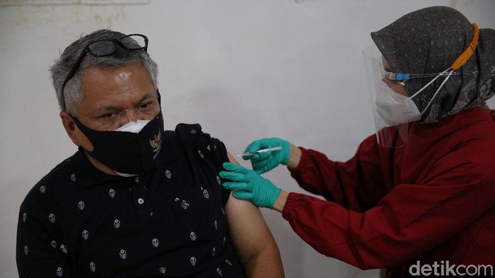 Vaksinator menyuntikkan vaksin COVID-19 kepada warga kelompok lanjut usia (lansia) saat vaksinasi massal di SMA Negeri 8 Jakarta, Tebet, Jakarta Selatan, Senin (1/3).