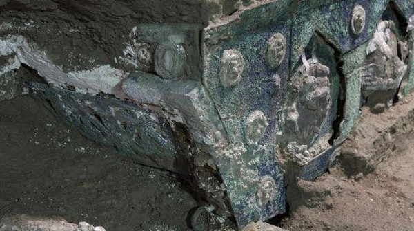 Kendaraan tua yang terbuat dari besi, perunggu dan timah tersebut berada di dekat vila kuni, Civita Giulana. Sekitar 700 meter di utara tembok Pompeii Kuno. Kendaraan tua yang terbuat dari besi, perunggu dan timah tersebut berada di dekat vila kuni, Civita Giulana. Sekitar 700 meter di utara tembok Pompeii Kuno.