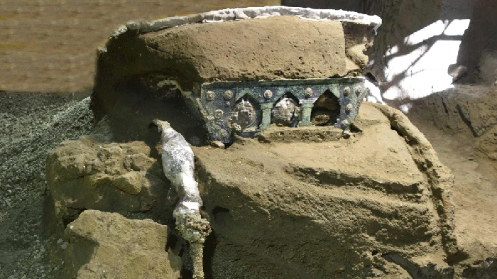 rkeolog Italia menemukan kereta upacara Romawi kuno di sebuah villa dekat Pompeii, kota yang terkubur dalam letusan gunung berapi pada 79 Masehi.