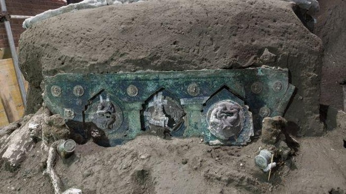 rkeolog Italia menemukan kereta upacara Romawi kuno di sebuah villa dekat Pompeii, kota yang terkubur dalam letusan gunung berapi pada 79 Masehi.
