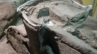 Pada tahun 79 Masehi, letusan gunung menghancurkan kota Pompeii. Kereta tersebut terhindar dari kehancuran saat dinding dan atap bangunan runtuh.