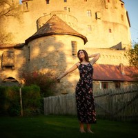 Inilah potret wanita yang tinggal di kastil. Jangan membayangkan hidup mewah. Wanita bernama Yulia ini justru hidup layaknya orang yang hidup di abad pertengahan. Foto: dok. Yulia (Bored Panda)