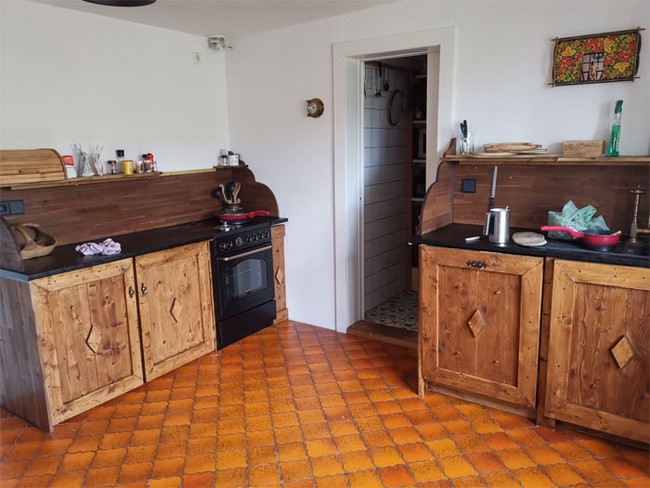 Ada sejumlah ruangan yang Yulia renovasi. Namun ia sengaja tidak merenovasi secara besar-besaran agar unsur tradisional kastil seluas 600 meter persegi itu tetap original. Foto: Dok. Yulia (Bored Panda)