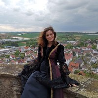 Yulia adalah wanita asal Rusia yang pernah merasakan tinggal di kastil di Jerman. Dia bukanlah seorang bangsawan, namun Yulia ingin merasakan hidup di kastil. Foto: Dok. Yulia (Bored Panda)