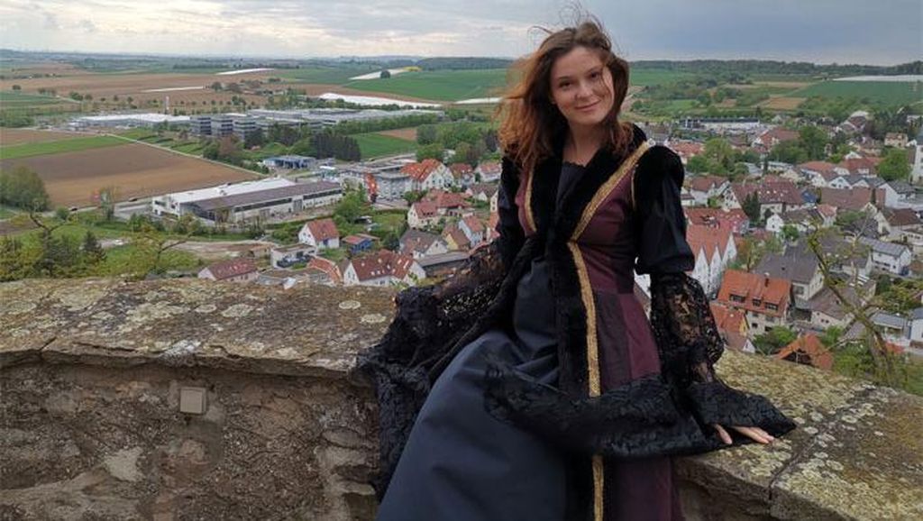 Potret Wanita Tinggal di Kastil, Tak Ada Listrik Sampai Masak di Kayu Bakar