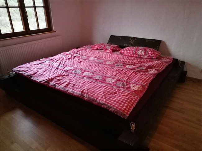 Begini penampakan kamar tidur Yulia yang tidak memiliki penghangat di semua ruangan. Yulia dan suaminya memanaskan ruangan masih menggunakan kayu bakar. Foto: Dok. Yulia (Bored Panda)